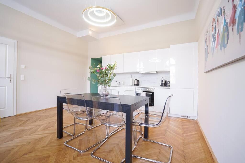 Boutique Suite Near Museum District เวียนนา ภายนอก รูปภาพ